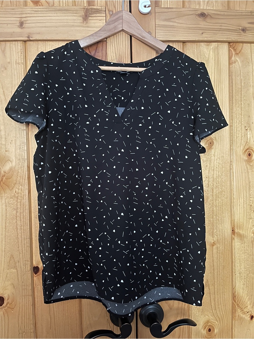 Hilary Radley Black Short-Sleeve V-Neck Top with White Confetti Heart Print Sz M